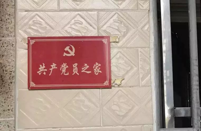 \ \